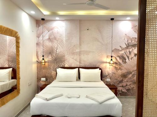 Postel nebo postele na pokoji v ubytování Bright Boho Studio Near Candolim Beach - Modern Amenities & Work Desk