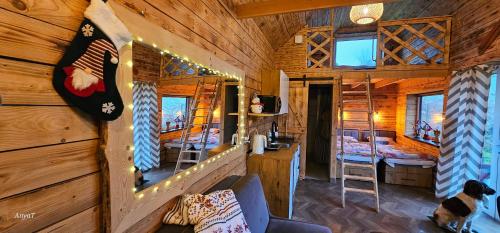 een blokhut met een woonkamer en een slaapkamer bij 3 Peaks Houses - Domki Całoroczne in Sokołowsko