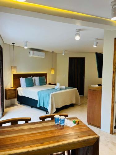 En eller flere senge i et værelse på Studio Com Hidro Para Casais - Baobá Suítes - 05