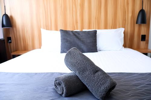 Ένα ή περισσότερα κρεβάτια σε δωμάτιο στο Noa Hotel