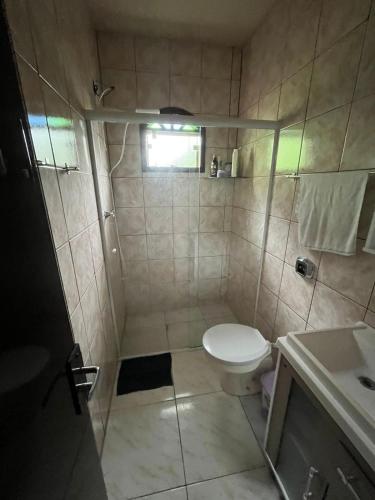 Un baño con ducha, inodoro y lavabo. en Ampla casa em Porto Belo com fácil acesso à Zimbros, en Porto Belo