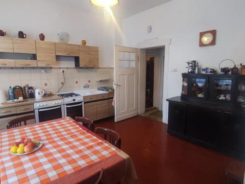una cucina con un tavolo con un piatto di frutta sopra di Retro Apartment 120 m2 a Szczawno-Zdrój