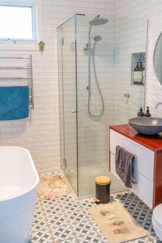 ein Badezimmer mit Dusche und Waschbecken in der Unterkunft Rosebeach in Rosebud