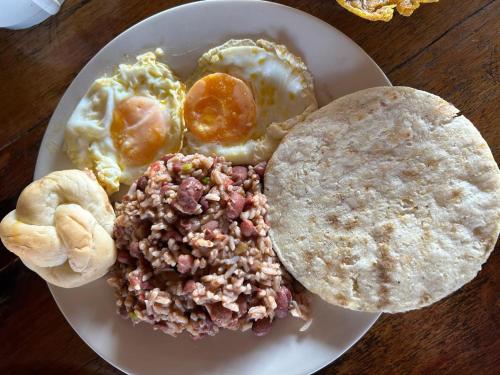 普韦布洛保FINCA HOTEL LAS CABAÑAS DEL Parque的包括鸡蛋和其他食物的早餐食品