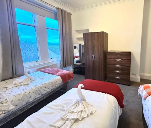 Postel nebo postele na pokoji v ubytování Blackthorn Manor