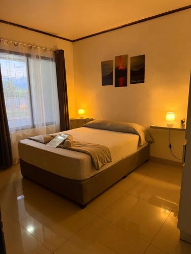 Una cama o camas en una habitación de Casa Bosque GuestHouse & Car Rental - Free SJO Airport Shuttle