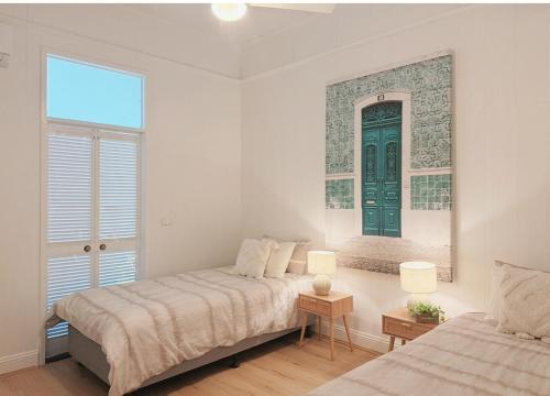 a bedroom with two beds and a green door at Heritage 5BR home - minutes walk to CBD&South Bank, 3 Parking in Brisbane
