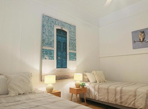 Кровать или кровати в номере Heritage 5BR home - minutes walk to CBD&South Bank, 3 Parking