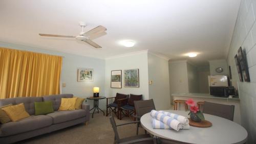 Una televisión o centro de entretenimiento en Unit 3 Beachcomber, Arcadia