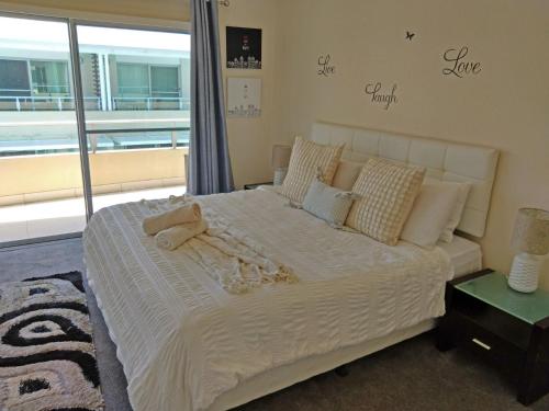 En eller flere senge i et værelse på Pacific Blue Apartment 258, 265 Sandy Point Road