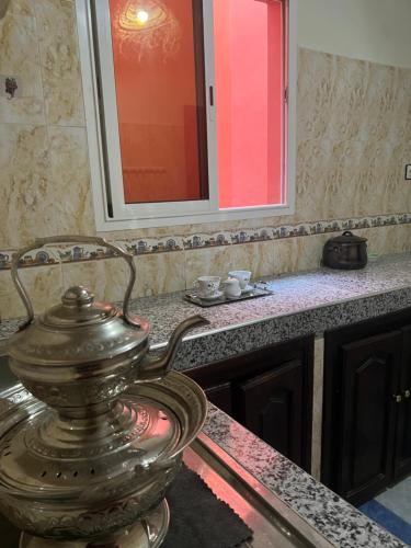 un bagno con lavandino e specchio di Marrakech airport a Marrakech