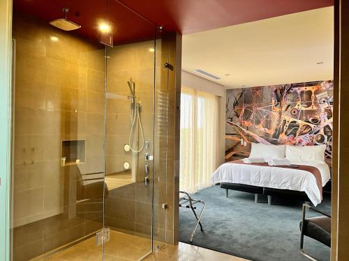 un bagno con doccia e una camera con un letto di The Frames a Renmark