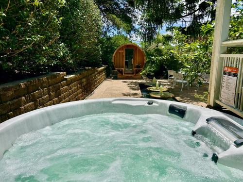 einen Whirlpool im Garten in der Unterkunft Tulip Gardens Estate - Spa, Sauna & Pet Friendly in Springbrook