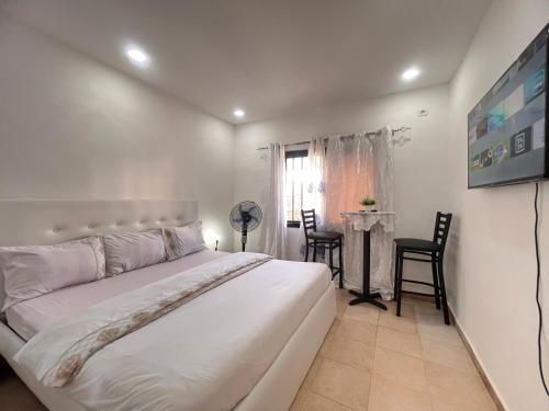 a bedroom with a bed and a table and chairs at JOLIE CHAMBRE moderne toilette partagé a yoff virage N3 in Dakar