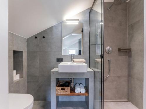 Un baño con lavabo y ducha en Leni Top 4, en Dienten am Hochkönig