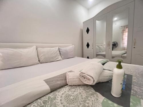 En eller flere senge i et værelse på chambre moderne ventilé avec douche partagé a yoff virage N4