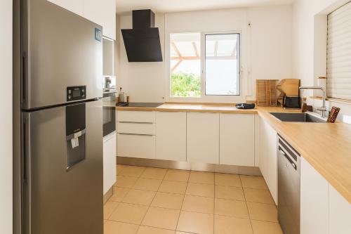 Kuchyň nebo kuchyňský kout v ubytování KazaFelicia-Villa avec piscine privée et vue mer