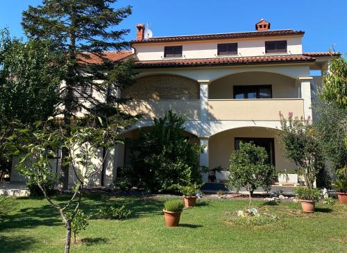 Apartments with a parking space Medulin - 7295