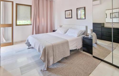 Nice Apartment In Malaga With Swimming Pool