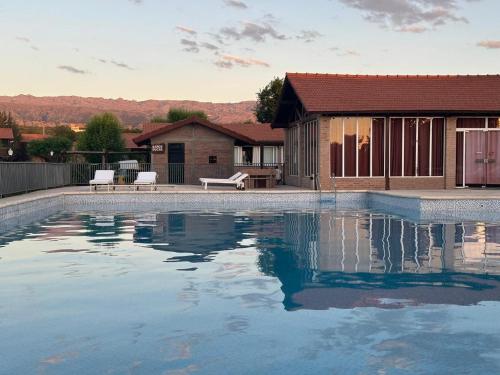 una piscina davanti a una casa di Cabañas Costa Alta a Mina Clavero