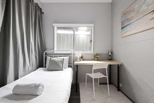 Ένα ή περισσότερα κρεβάτια σε δωμάτιο στο Light & Simple Single Room in Courtyard - Peakhurst Area - Shared Bathroom