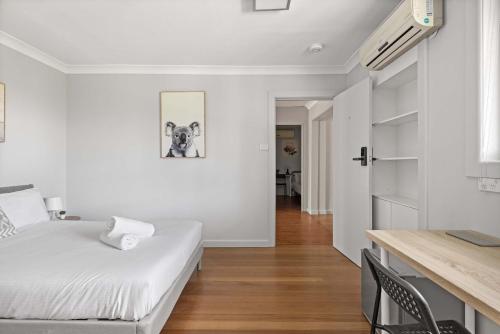 Giường trong phòng chung tại Convenient Double Ensuite Room - Peakhurst