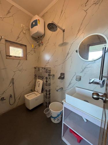 ナイニタールにあるHotel Goludev Valley Viewの洗面台とトイレ付きの小さなバスルーム