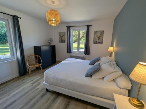 Ένα ή περισσότερα κρεβάτια σε δωμάτιο στο Gîte en Sologne au calme avec étang, proche d'Orléans et châteaux, idéal randonnées et pêche - FR-1-590-242