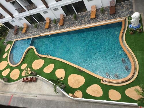 an overhead view of a swimming pool in a hotel at Baan Sang Singh in Chiang Mai
