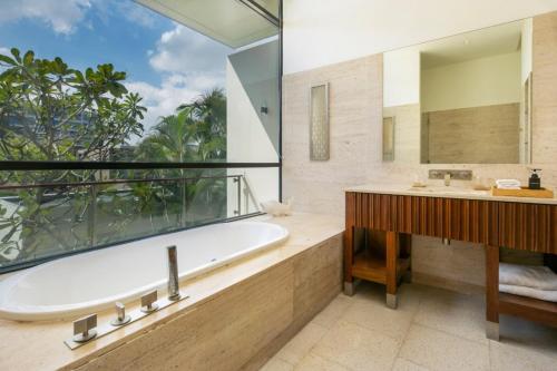 Ένα μπάνιο στο Abogo Hayatt Resort Beach Da Nang