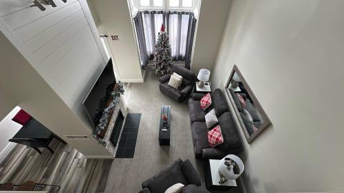 une vue aérienne d'un salon avec un sapin de Noël dans l'établissement Slopeside Haven - Ski-In Ski-Out Adventure Base, à Blue Mountains