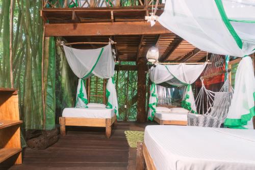 Ένα ή περισσότερα κρεβάτια σε δωμάτιο στο Cabaña en el arbol del Tacana