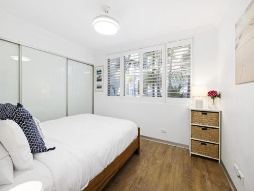 a bedroom with a bed and a window at Bright 2-Bed Apartment Near Narrabeen Beach in Narrabeen