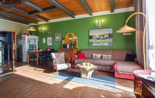 ein Wohnzimmer mit Sofa und Tisch in der Unterkunft Fienile in San Giovanni Alla Vena