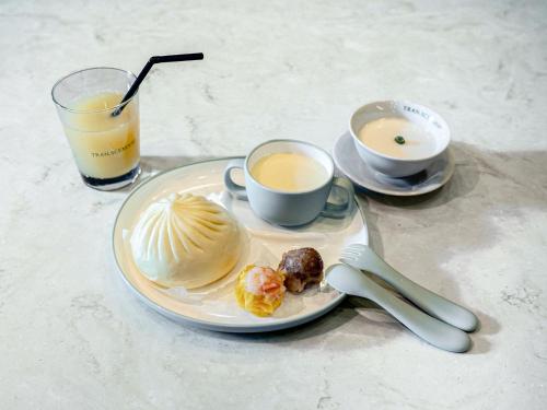una mesa con dos platos de comida y dos tazas de café en TRANSCENDER HOTEL Yokohama, en Yokohama