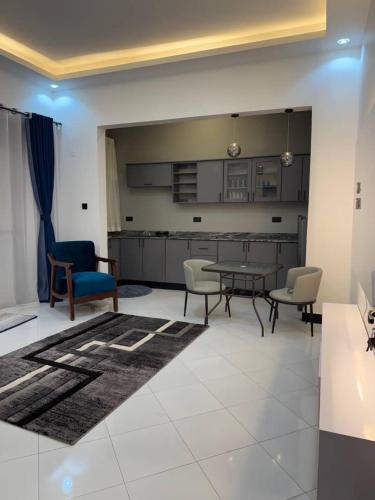 Una gran sala de estar con mesa y sillas. en Dee furnished homes Kyanja, en Kampala