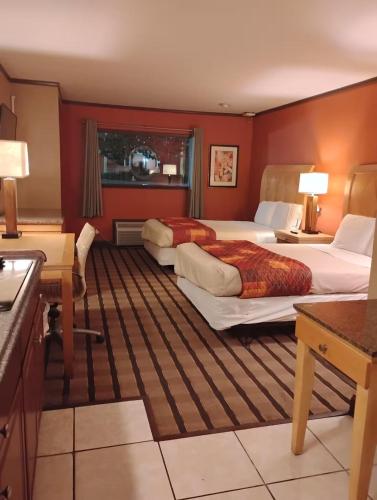 een hotelkamer met twee bedden en een keuken bij Gated 2 Double Bed Studio with Full Kitchen 112 in Baton Rouge