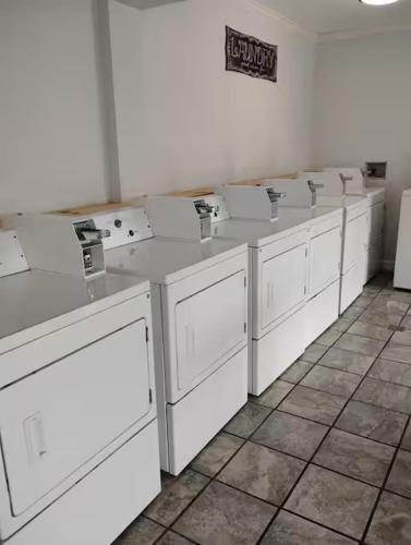 een rij witte wasmachines in een kamer bij Gated 2 Double Bed Studio with Full Kitchen 112 in Baton Rouge