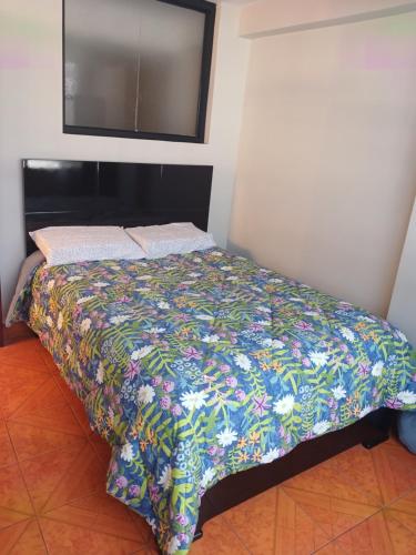 Un pat sau paturi într-o cameră la Qosqo Air Loft