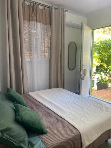 Giường trong phòng chung tại L'Isménia, L'écrin Zen