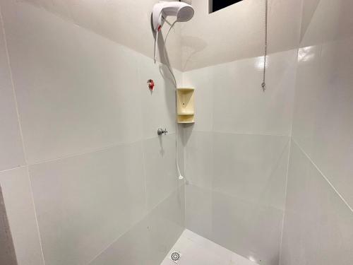 a shower with a shower head in a bathroom at Casa com 02 Quartos em Balneário Camboriú in Balneário Camboriú