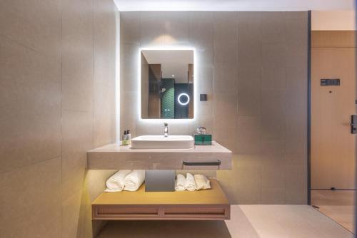 Ένα μπάνιο στο 秋果酒店 东莞长安天地无限商务大厦店