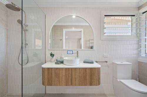 Ванная комната в Beachfront Luxury - Games Room & Beach Essentials!