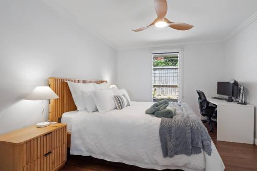 Кровать или кровати в номере Beachfront Luxury - Games Room & Beach Essentials!