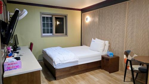 En eller flere senge i et værelse på Sky Motel