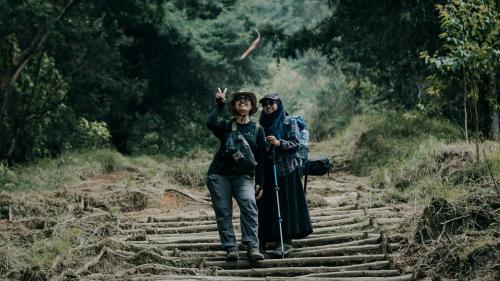 twee mensen staan op een onverharde weg bij Patones Experience Room in Patones
