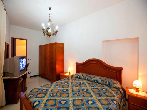 Ένα ή περισσότερα κρεβάτια σε δωμάτιο στο Inviting Holiday Home with Terrace, Garden Furniture, BBQ