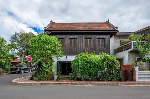 uma casa com um sinal de stop em frente em Ancient Luangprabang Hotel em Luang Prabang