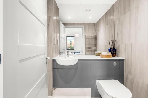 Ένα μπάνιο στο 2 Bed & 2 Bath, FREE Parking - 10 Min to Brentford Stadium