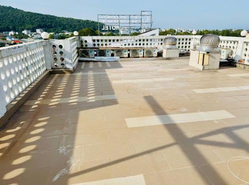 ein Schatten eines Kreuzes auf einer Brücke in der Unterkunft Cloud7 hotel in Phu Quoc